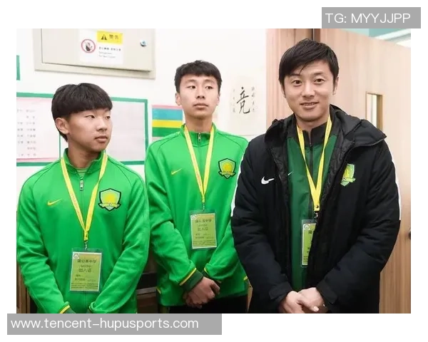 金茂小学足球队携手共进培养未来足球明星的成长之路